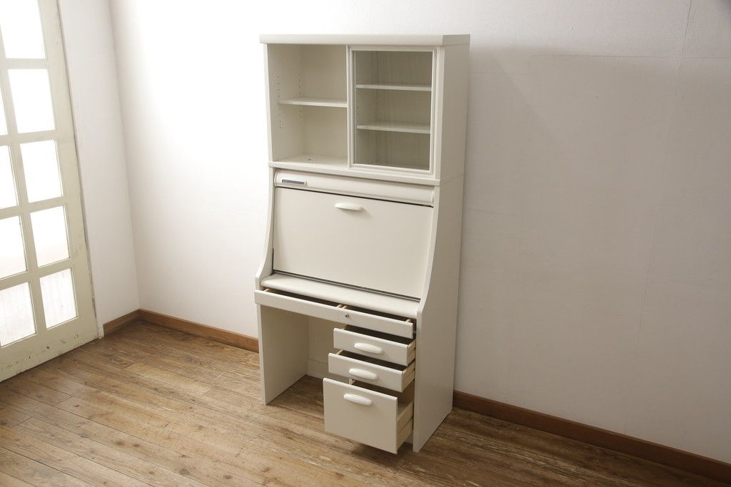 デスクをペイントリメイク!高品質リペアを施し、鍵をシリンダー錠に交換。アンティークホワイトにペイント仕上げ。