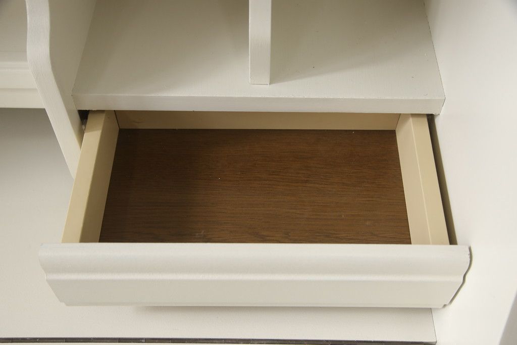 デスクをペイントリメイク!高品質リペアを施し、鍵をシリンダー錠に交換。アンティークホワイトにペイント仕上げ。