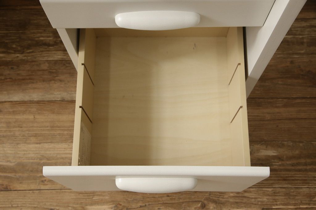 デスクをペイントリメイク!高品質リペアを施し、鍵をシリンダー錠に交換。アンティークホワイトにペイント仕上げ。