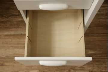 デスクをペイントリメイク!高品質リペアを施し、鍵をシリンダー錠に交換。アンティークホワイトにペイント仕上げ。