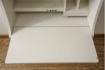 デスクをペイントリメイク!高品質リペアを施し、鍵をシリンダー錠に交換。アンティークホワイトにペイント仕上げ。