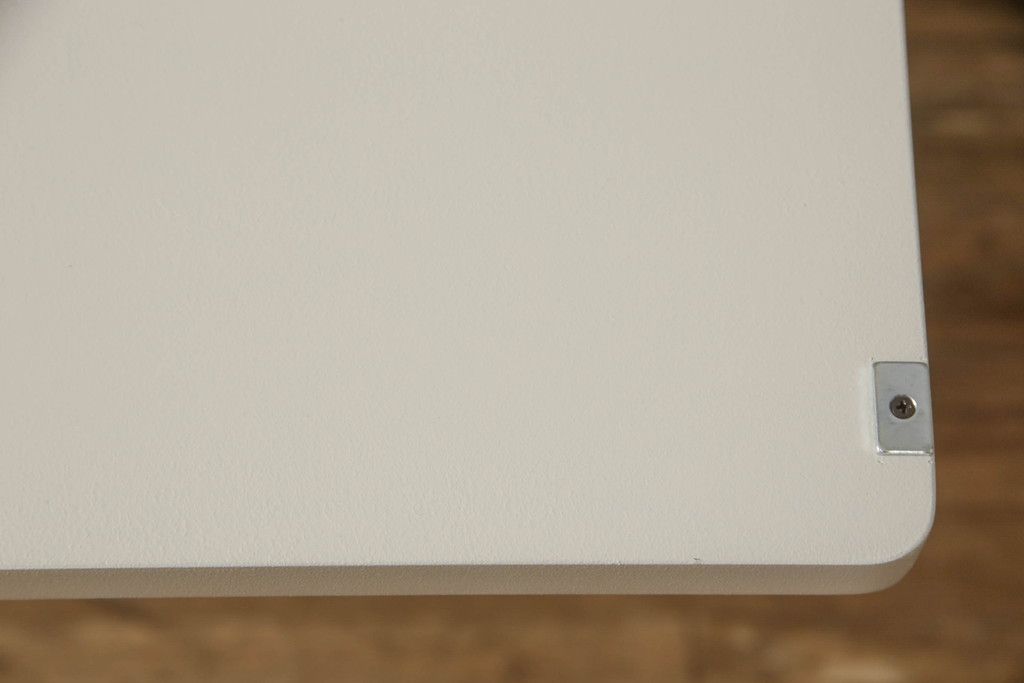 デスクをペイントリメイク!高品質リペアを施し、鍵をシリンダー錠に交換。アンティークホワイトにペイント仕上げ。