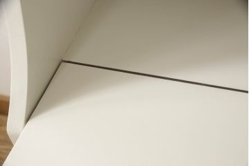 デスクをペイントリメイク!高品質リペアを施し、鍵をシリンダー錠に交換。アンティークホワイトにペイント仕上げ。