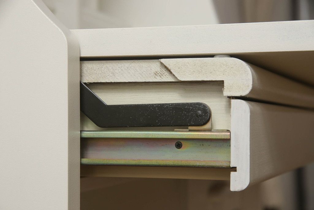 デスクをペイントリメイク!高品質リペアを施し、鍵をシリンダー錠に交換。アンティークホワイトにペイント仕上げ。