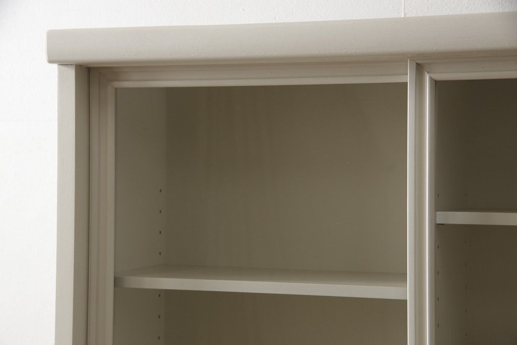 デスクをペイントリメイク!高品質リペアを施し、鍵をシリンダー錠に交換。アンティークホワイトにペイント仕上げ。