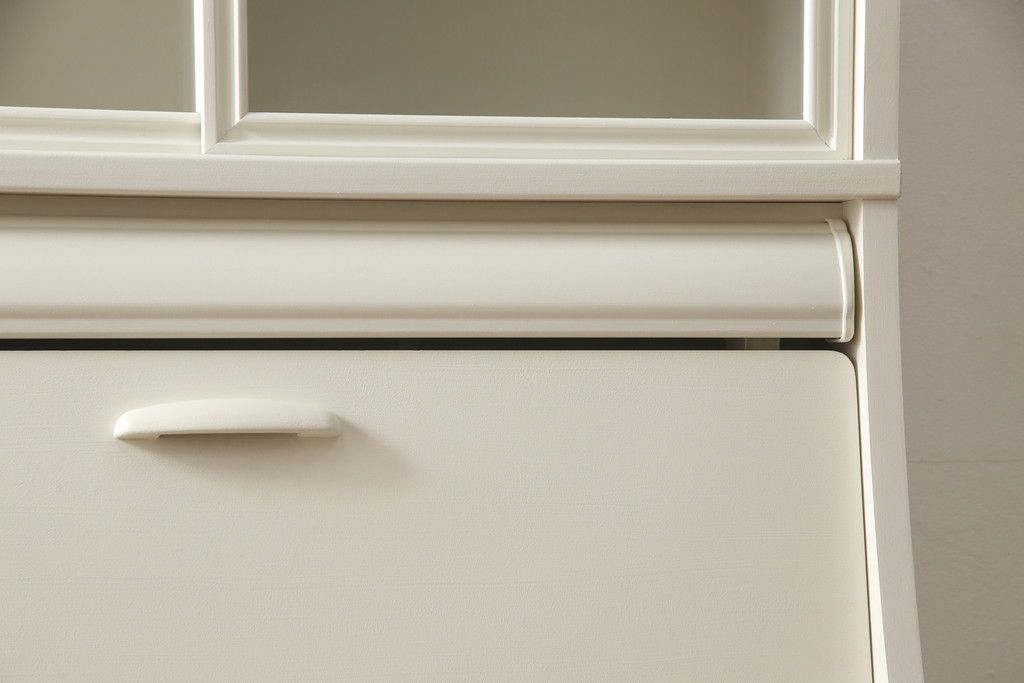 デスクをペイントリメイク!高品質リペアを施し、鍵をシリンダー錠に交換。アンティークホワイトにペイント仕上げ。