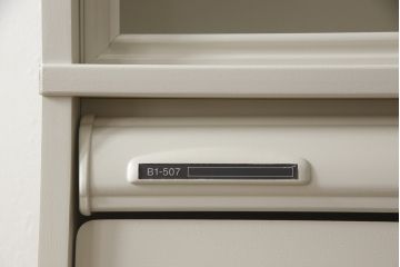 デスクをペイントリメイク!高品質リペアを施し、鍵をシリンダー錠に交換。アンティークホワイトにペイント仕上げ。