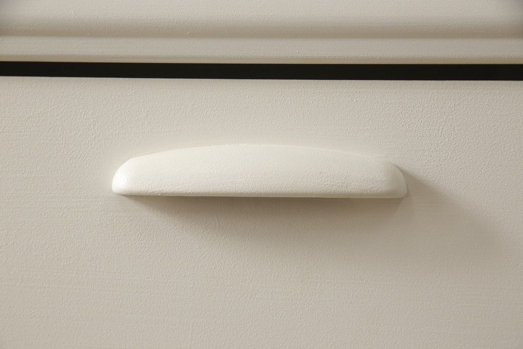 デスクをペイントリメイク!高品質リペアを施し、鍵をシリンダー錠に交換。アンティークホワイトにペイント仕上げ。