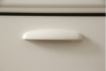 デスクをペイントリメイク!高品質リペアを施し、鍵をシリンダー錠に交換。アンティークホワイトにペイント仕上げ。