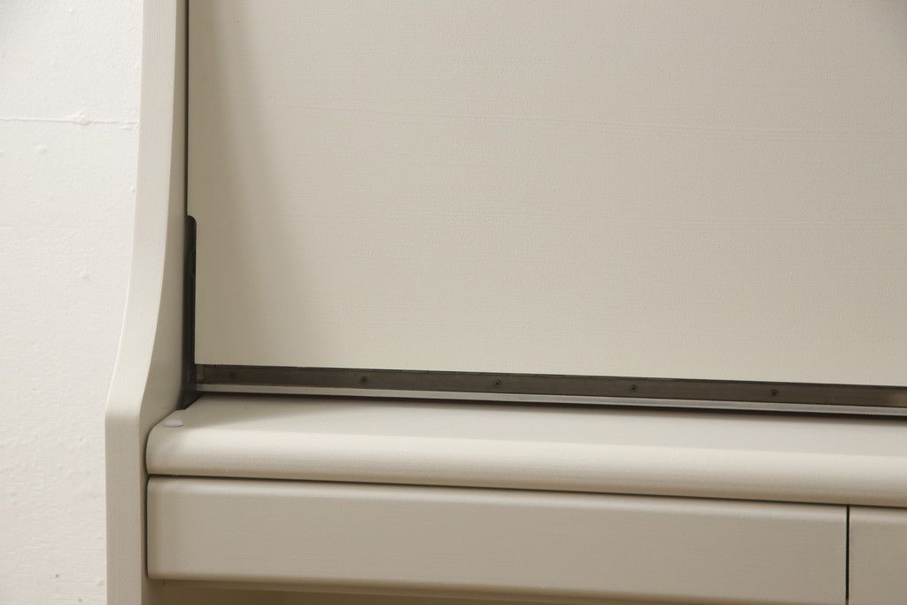 デスクをペイントリメイク!高品質リペアを施し、鍵をシリンダー錠に交換。アンティークホワイトにペイント仕上げ。