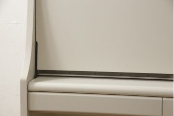 デスクをペイントリメイク!高品質リペアを施し、鍵をシリンダー錠に交換。アンティークホワイトにペイント仕上げ。