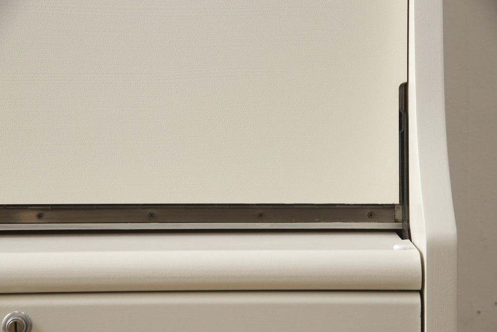 デスクをペイントリメイク!高品質リペアを施し、鍵をシリンダー錠に交換。アンティークホワイトにペイント仕上げ。