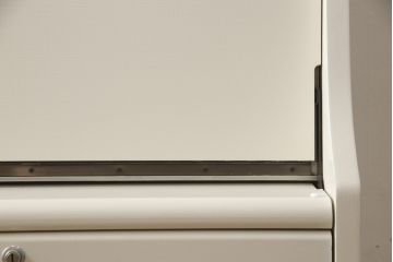 デスクをペイントリメイク!高品質リペアを施し、鍵をシリンダー錠に交換。アンティークホワイトにペイント仕上げ。