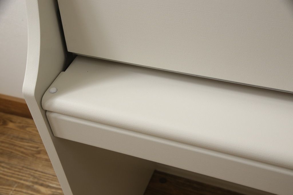 デスクをペイントリメイク!高品質リペアを施し、鍵をシリンダー錠に交換。アンティークホワイトにペイント仕上げ。