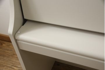 デスクをペイントリメイク!高品質リペアを施し、鍵をシリンダー錠に交換。アンティークホワイトにペイント仕上げ。