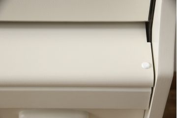 デスクをペイントリメイク!高品質リペアを施し、鍵をシリンダー錠に交換。アンティークホワイトにペイント仕上げ。