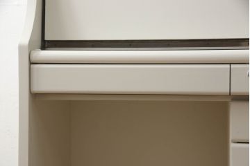 デスクをペイントリメイク!高品質リペアを施し、鍵をシリンダー錠に交換。アンティークホワイトにペイント仕上げ。