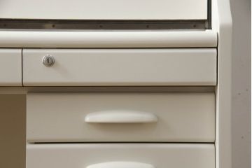 デスクをペイントリメイク!高品質リペアを施し、鍵をシリンダー錠に交換。アンティークホワイトにペイント仕上げ。