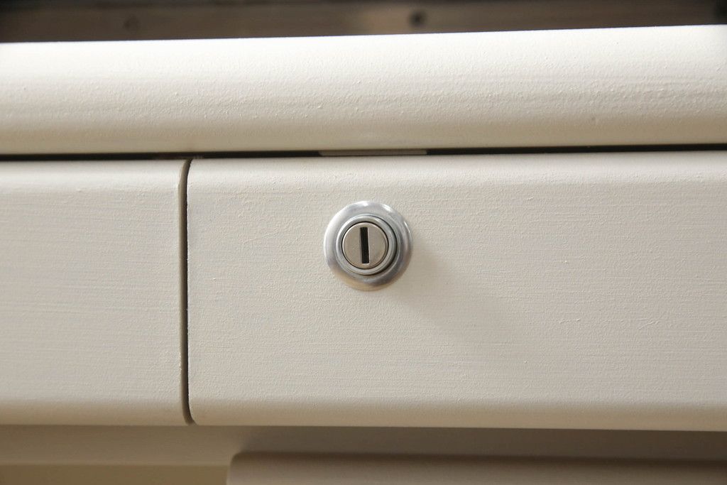 デスクをペイントリメイク!高品質リペアを施し、鍵をシリンダー錠に交換。アンティークホワイトにペイント仕上げ。