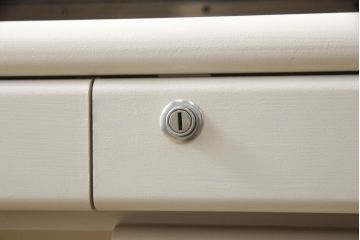 デスクをペイントリメイク!高品質リペアを施し、鍵をシリンダー錠に交換。アンティークホワイトにペイント仕上げ。