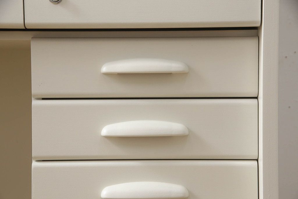 デスクをペイントリメイク!高品質リペアを施し、鍵をシリンダー錠に交換。アンティークホワイトにペイント仕上げ。