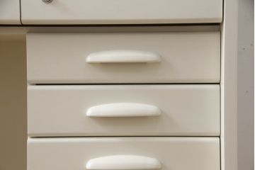 デスクをペイントリメイク!高品質リペアを施し、鍵をシリンダー錠に交換。アンティークホワイトにペイント仕上げ。