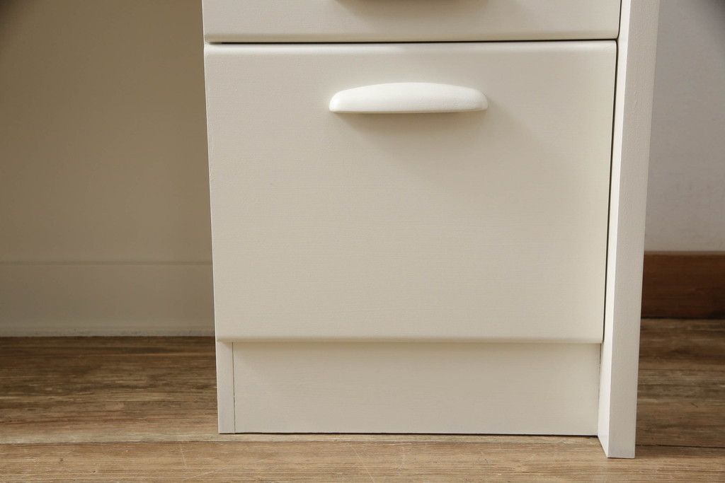 デスクをペイントリメイク!高品質リペアを施し、鍵をシリンダー錠に交換。アンティークホワイトにペイント仕上げ。