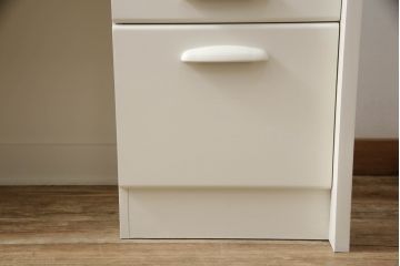 デスクをペイントリメイク!高品質リペアを施し、鍵をシリンダー錠に交換。アンティークホワイトにペイント仕上げ。