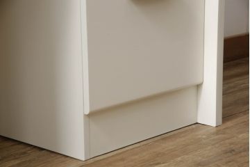 デスクをペイントリメイク!高品質リペアを施し、鍵をシリンダー錠に交換。アンティークホワイトにペイント仕上げ。