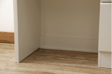 デスクをペイントリメイク!高品質リペアを施し、鍵をシリンダー錠に交換。アンティークホワイトにペイント仕上げ。