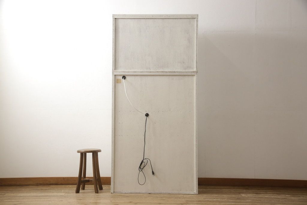 デスクをペイントリメイク!高品質リペアを施し、鍵をシリンダー錠に交換。アンティークホワイトにペイント仕上げ。