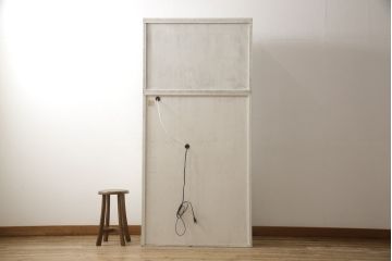 デスクをペイントリメイク!高品質リペアを施し、鍵をシリンダー錠に交換。アンティークホワイトにペイント仕上げ。