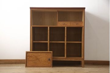 3段重ね箪笥をオープンラック収納とロータイプの箪笥にリメイク!上中段は引き出し・底板を取り払い新たに仕切りを追加、脚を取り付け。下段にはヒノキ無垢材の天板を取り付け。いずれも側面の色に合わせて塗装仕上げ。