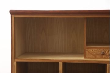 3段重ね箪笥をオープンラック収納とロータイプの箪笥にリメイク!上中段は引き出し・底板を取り払い新たに仕切りを追加、脚を取り付け。下段にはヒノキ無垢材の天板を取り付け。いずれも側面の色に合わせて塗装仕上げ。