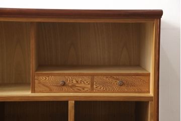 3段重ね箪笥をオープンラック収納とロータイプの箪笥にリメイク!上中段は引き出し・底板を取り払い新たに仕切りを追加、脚を取り付け。下段にはヒノキ無垢材の天板を取り付け。いずれも側面の色に合わせて塗装仕上げ。