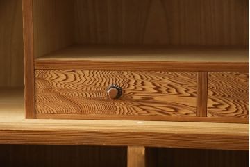 3段重ね箪笥をオープンラック収納とロータイプの箪笥にリメイク!上中段は引き出し・底板を取り払い新たに仕切りを追加、脚を取り付け。下段にはヒノキ無垢材の天板を取り付け。いずれも側面の色に合わせて塗装仕上げ。
