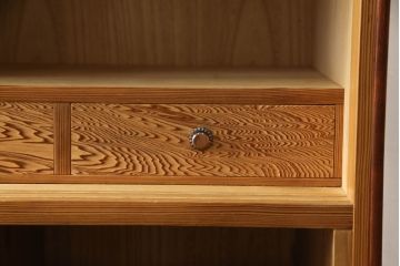 3段重ね箪笥をオープンラック収納とロータイプの箪笥にリメイク!上中段は引き出し・底板を取り払い新たに仕切りを追加、脚を取り付け。下段にはヒノキ無垢材の天板を取り付け。いずれも側面の色に合わせて塗装仕上げ。