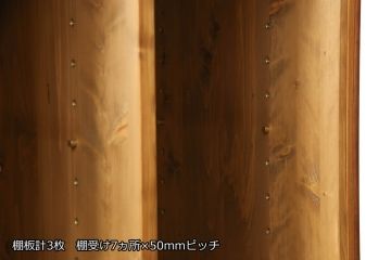 3段重ね箪笥をオープンラック収納とロータイプの箪笥にリメイク!上中段は引き出し・底板を取り払い新たに仕切りを追加、脚を取り付け。下段にはヒノキ無垢材の天板を取り付け。いずれも側面の色に合わせて塗装仕上げ。