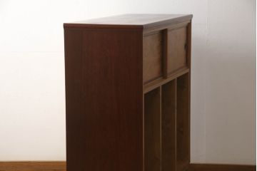3段重ね箪笥をオープンラック収納とロータイプの箪笥にリメイク!上中段は引き出し・底板を取り払い新たに仕切りを追加、脚を取り付け。下段にはヒノキ無垢材の天板を取り付け。いずれも側面の色に合わせて塗装仕上げ。
