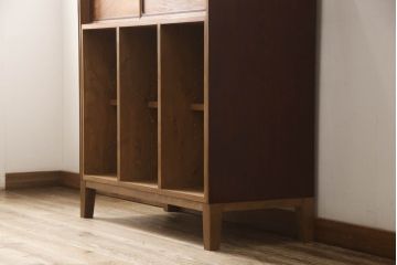 3段重ね箪笥をオープンラック収納とロータイプの箪笥にリメイク!上中段は引き出し・底板を取り払い新たに仕切りを追加、脚を取り付け。下段にはヒノキ無垢材の天板を取り付け。いずれも側面の色に合わせて塗装仕上げ。