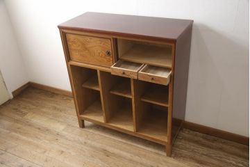 3段重ね箪笥をオープンラック収納とロータイプの箪笥にリメイク!上中段は引き出し・底板を取り払い新たに仕切りを追加、脚を取り付け。下段にはヒノキ無垢材の天板を取り付け。いずれも側面の色に合わせて塗装仕上げ。