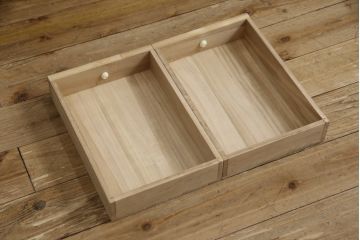 3段重ね箪笥をオープンラック収納とロータイプの箪笥にリメイク!上中段は引き出し・底板を取り払い新たに仕切りを追加、脚を取り付け。下段にはヒノキ無垢材の天板を取り付け。いずれも側面の色に合わせて塗装仕上げ。