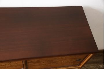 3段重ね箪笥をオープンラック収納とロータイプの箪笥にリメイク!上中段は引き出し・底板を取り払い新たに仕切りを追加、脚を取り付け。下段にはヒノキ無垢材の天板を取り付け。いずれも側面の色に合わせて塗装仕上げ。