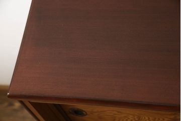 3段重ね箪笥をオープンラック収納とロータイプの箪笥にリメイク!上中段は引き出し・底板を取り払い新たに仕切りを追加、脚を取り付け。下段にはヒノキ無垢材の天板を取り付け。いずれも側面の色に合わせて塗装仕上げ。