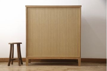 3段重ね箪笥をオープンラック収納とロータイプの箪笥にリメイク!上中段は引き出し・底板を取り払い新たに仕切りを追加、脚を取り付け。下段にはヒノキ無垢材の天板を取り付け。いずれも側面の色に合わせて塗装仕上げ。