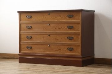 3段重ね箪笥をオープンラック収納とロータイプの箪笥にリメイク!上中段は引き出し・底板を取り払い新たに仕切りを追加、脚を取り付け。下段にはヒノキ無垢材の天板を取り付け。いずれも側面の色に合わせて塗装仕上げ。