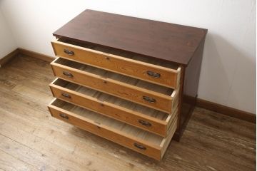 3段重ね箪笥をオープンラック収納とロータイプの箪笥にリメイク!上中段は引き出し・底板を取り払い新たに仕切りを追加、脚を取り付け。下段にはヒノキ無垢材の天板を取り付け。いずれも側面の色に合わせて塗装仕上げ。