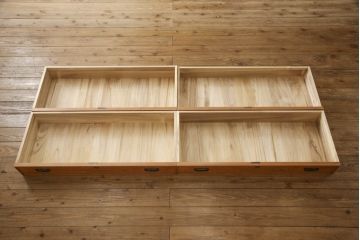 3段重ね箪笥をオープンラック収納とロータイプの箪笥にリメイク!上中段は引き出し・底板を取り払い新たに仕切りを追加、脚を取り付け。下段にはヒノキ無垢材の天板を取り付け。いずれも側面の色に合わせて塗装仕上げ。