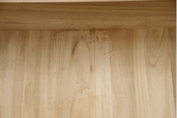 3段重ね箪笥をオープンラック収納とロータイプの箪笥にリメイク!上中段は引き出し・底板を取り払い新たに仕切りを追加、脚を取り付け。下段にはヒノキ無垢材の天板を取り付け。いずれも側面の色に合わせて塗装仕上げ。
