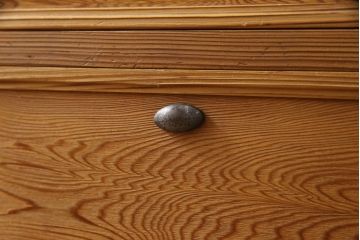 3段重ね箪笥をオープンラック収納とロータイプの箪笥にリメイク!上中段は引き出し・底板を取り払い新たに仕切りを追加、脚を取り付け。下段にはヒノキ無垢材の天板を取り付け。いずれも側面の色に合わせて塗装仕上げ。